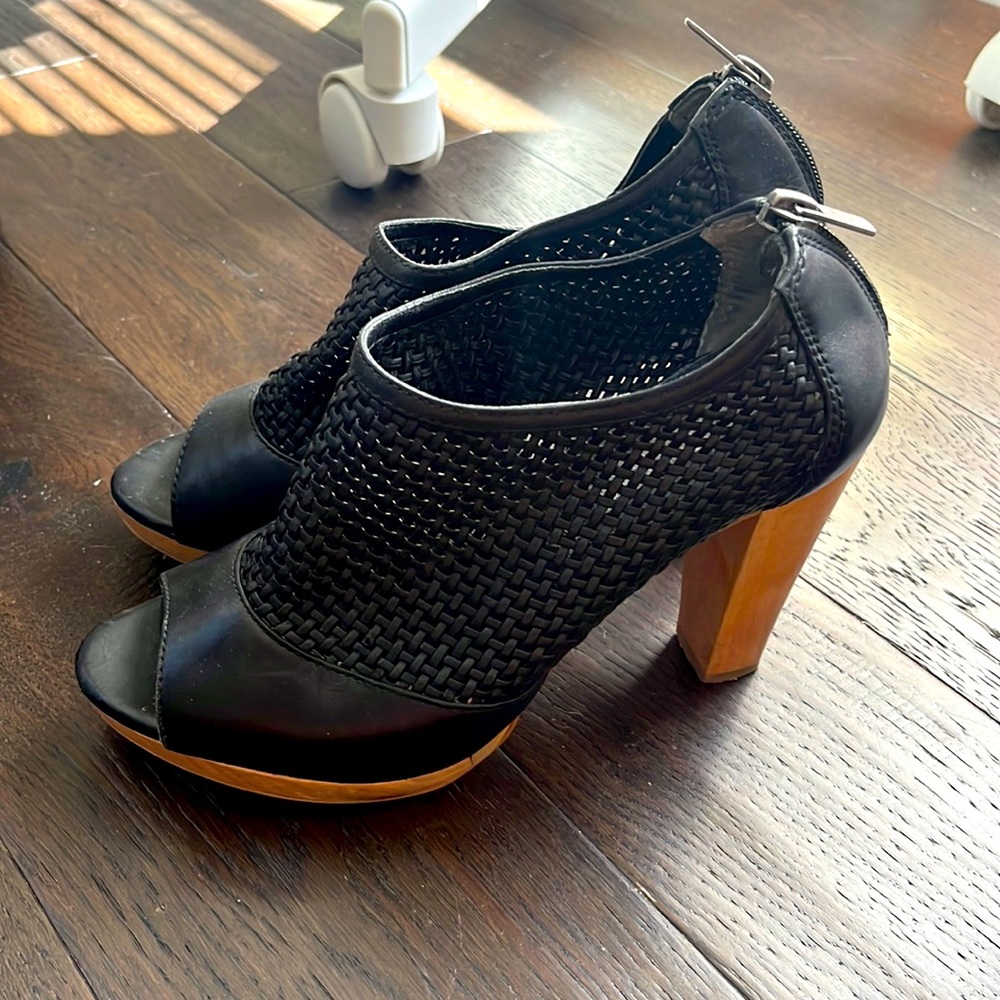 Banana republic peep toe caged bootie size 7.5